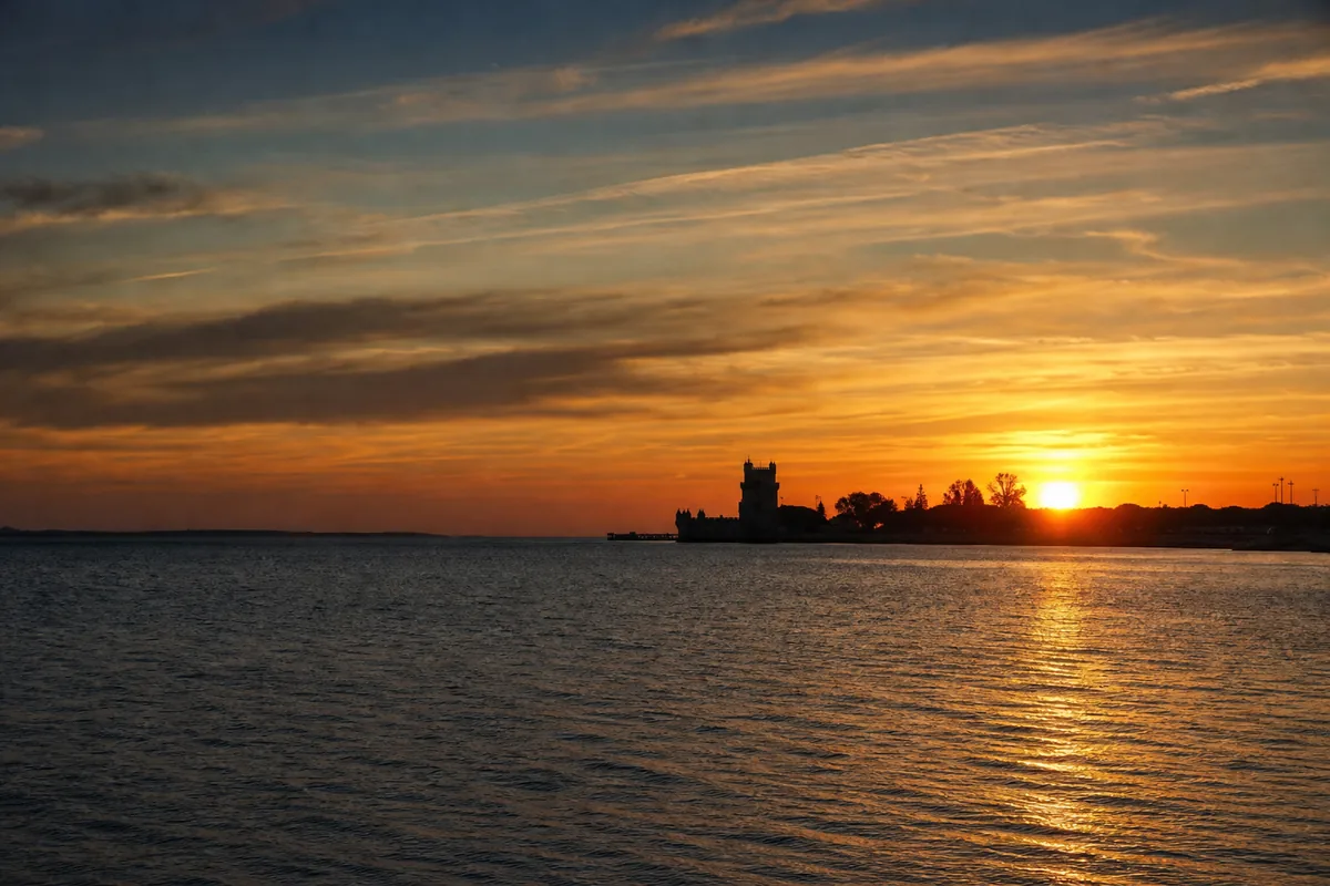Torre de Belém junto ao Tejo, em Lisboa