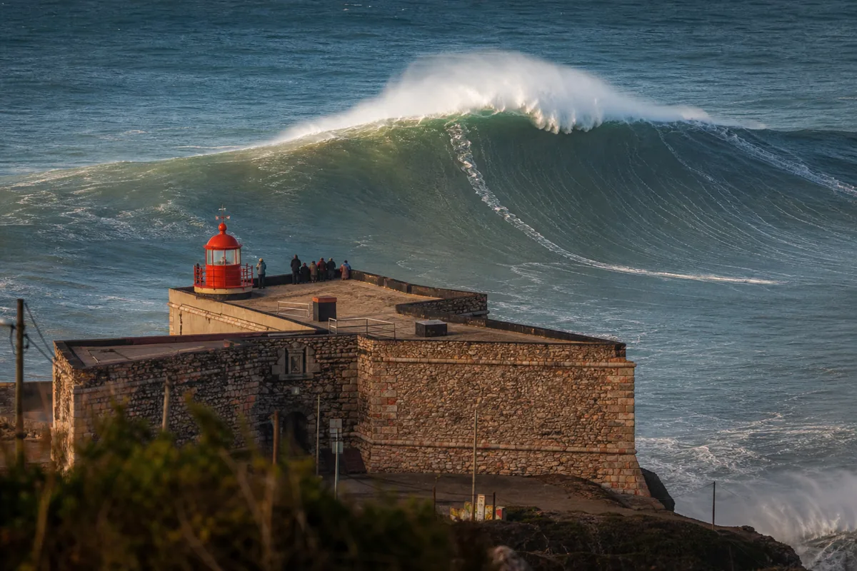 Farol da Nazaré e o mar