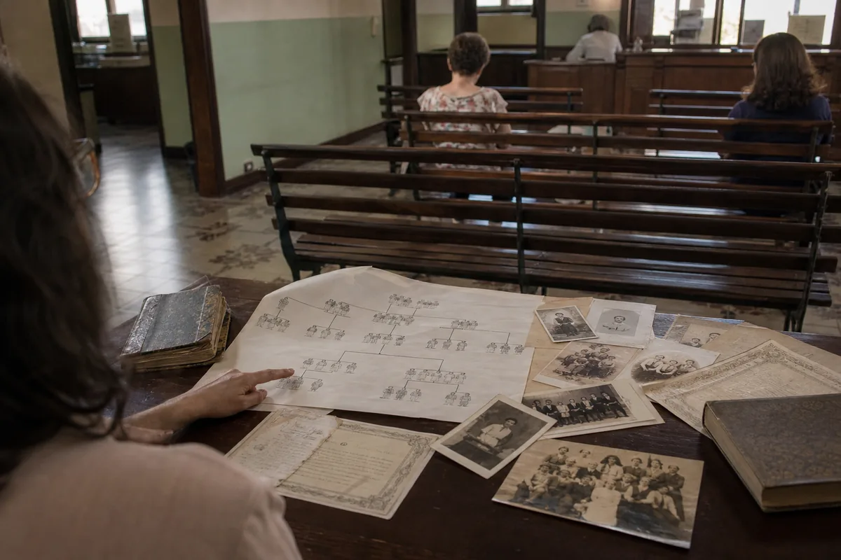 Árvore genealógica e certidões antigas sobre uma mesa de família