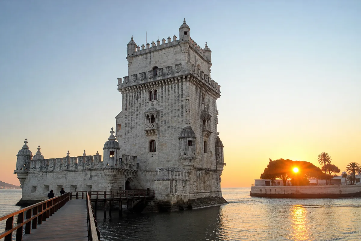 Torre de Belém junto ao Tejo, em Lisboa