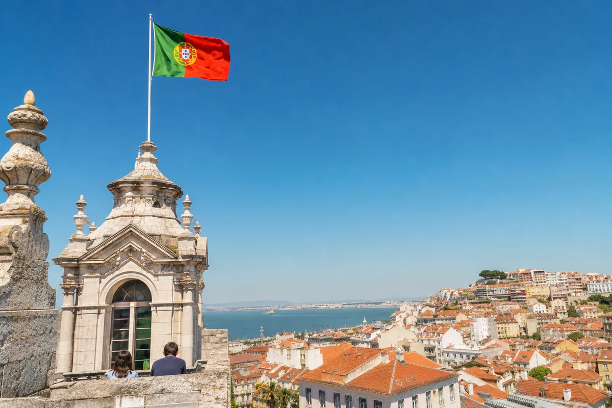 Bandeira de Portugal num edifício histórico de Lisboa