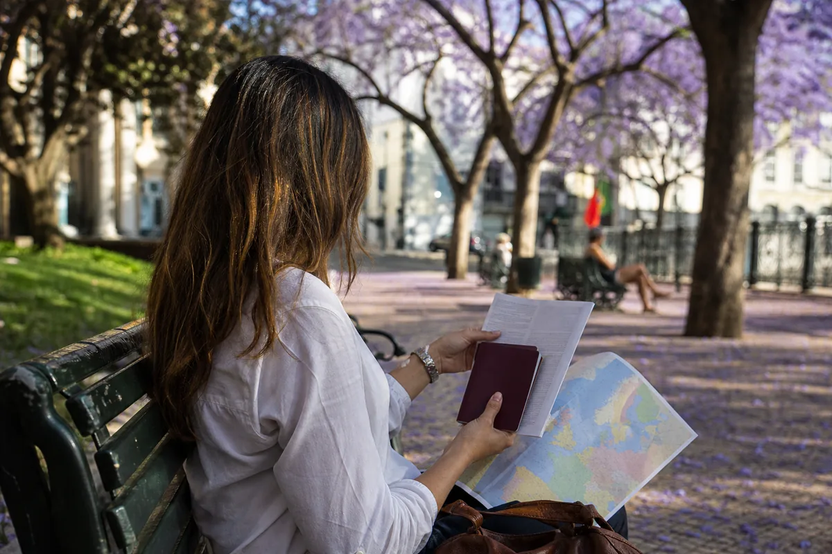 Documentos de viagem e passaporte português sobre uma mesa