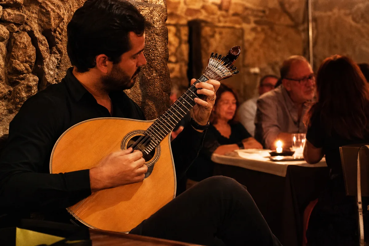 Guitarra portuguesa numa casa de fado