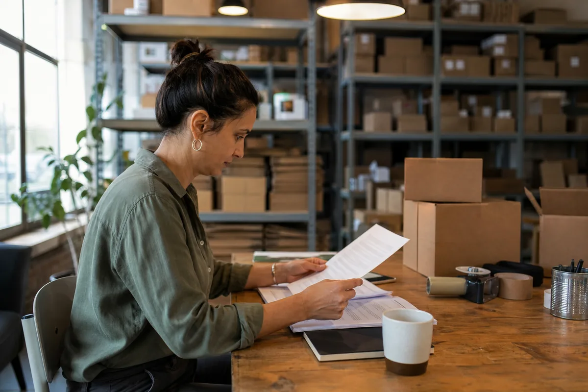 Profissional a analisar uma proposta de trabalho