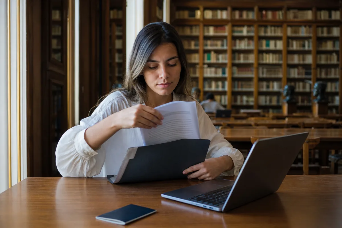 Estudante a organizar os documentos do visto de estudante para Portugal
