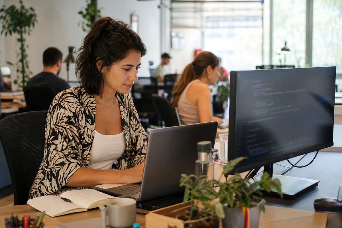 Programadora brasileira freelancer a trabalhar num coworking em Portugal