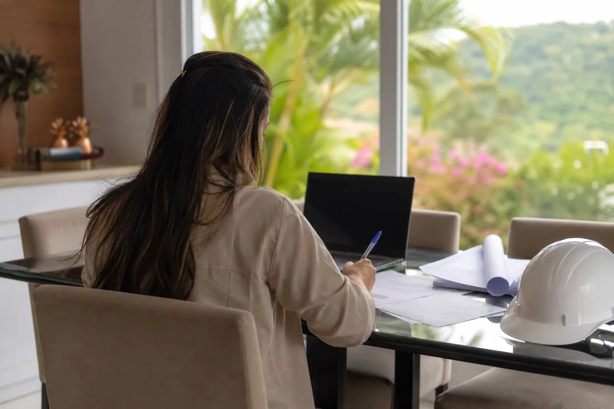 Engenheira a assinar um contrato de trabalho