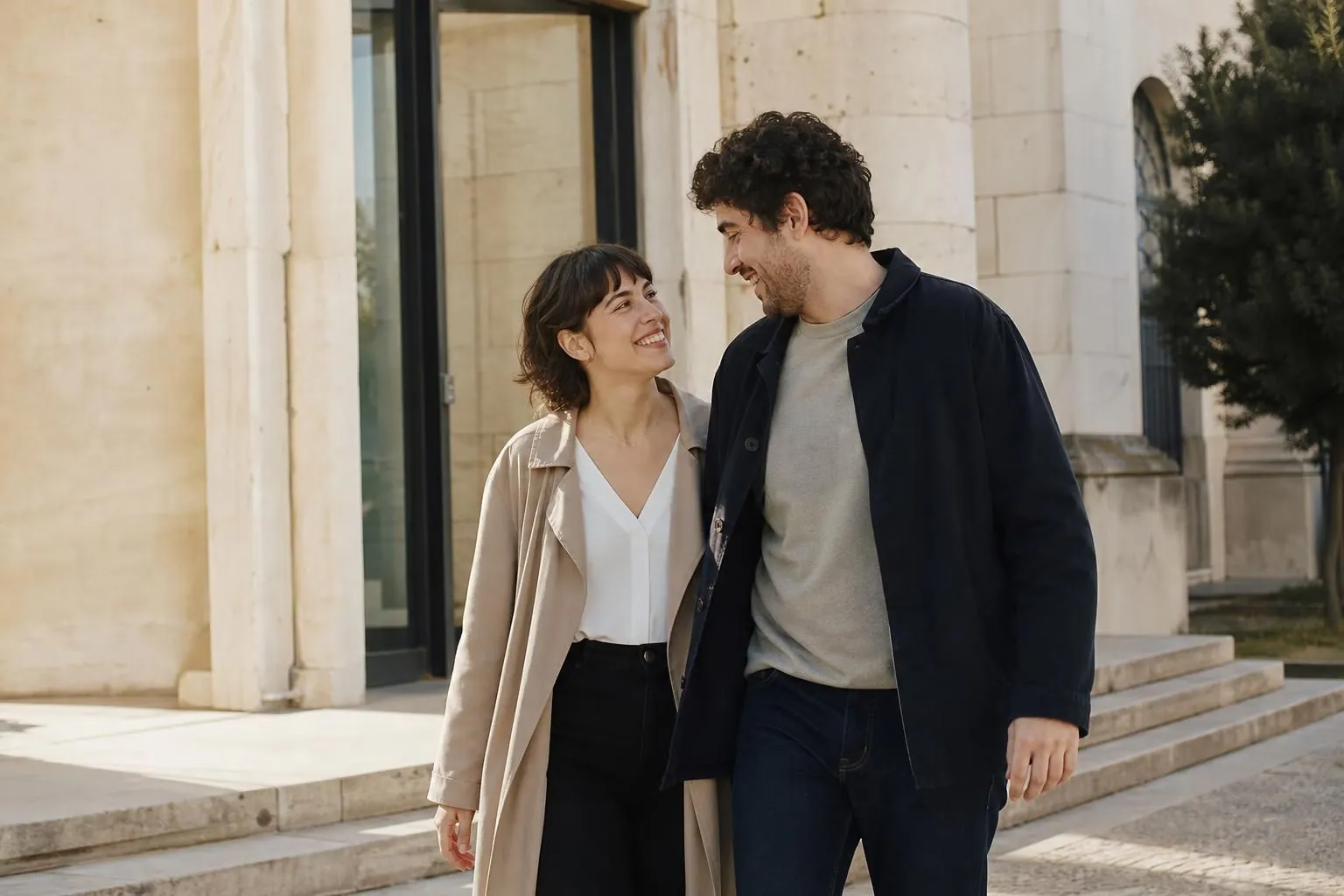 Casal caminha por Lisboa após planejar o casamento civil