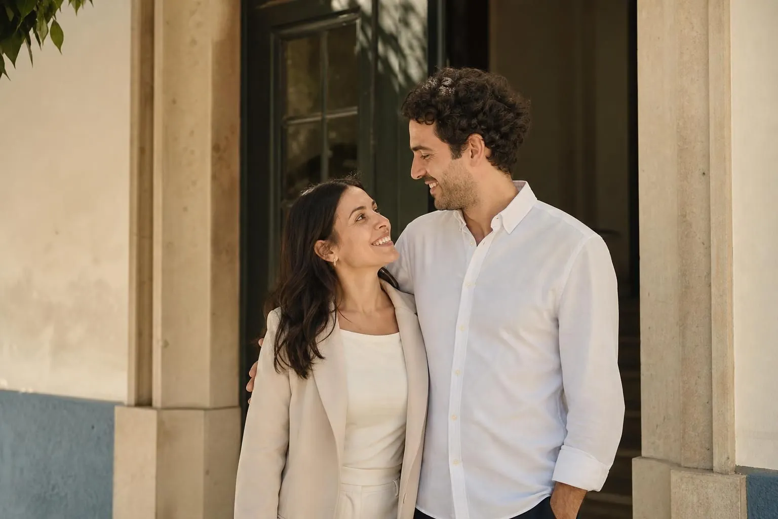 Casal diante de uma Conservatória em Portugal após planejar o casamento civil